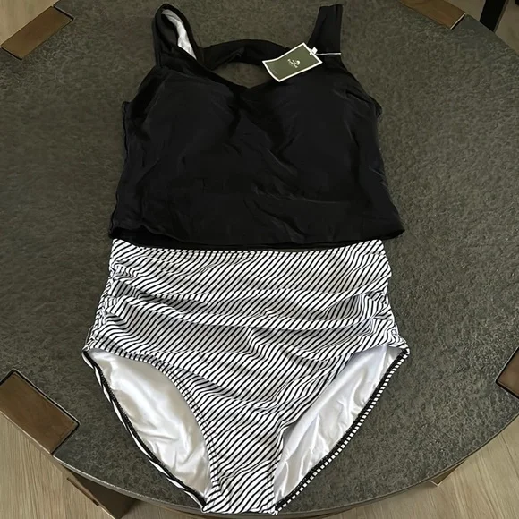 ⛱️🏖️Two Piece Black and White Striped Tankini Swimsuits w/ tummy control 👙☀️🏝️ - Picture 2 of 8